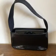 YOSHIE INABA エナメル ショルダーバッグ ブラックのサムネイル