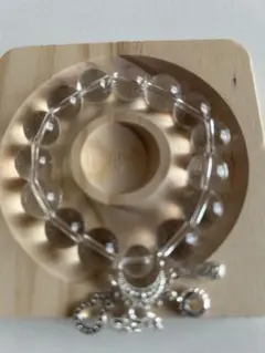 白水晶クリアビーズとシルバーのチャーム付きブレスレット