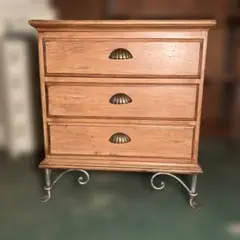 アンティーク調の木製3段引き出しチェスト