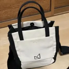 ホワイトとブラックのトートバッグ