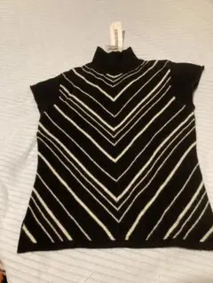 未使用タグ付き　タートルネック半袖ニット 黒と白のストライプ