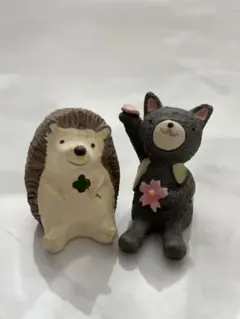 ハリネズミと猫の置物