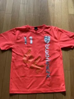 オレンジ色シャツ