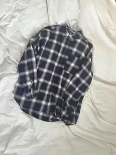 ネイビーとホワイトのチェック柄シャツ