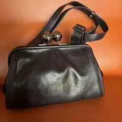 erva サイドががま口のボストンショルダー黒　ほぼ新品　スペイン製 erva サイドががま口のボストンショルダー黒 ほぼ新品 スペイン製