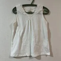 レース付きホワイトタンクトップ