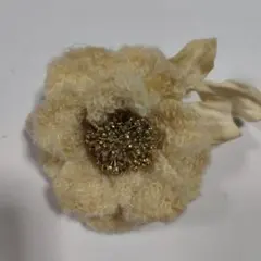 手作りクリーム色のビーズ付きコサージュ