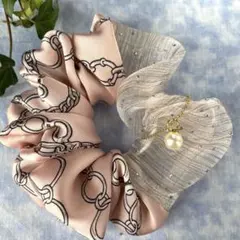 チャーム付きシュシュ　✨キラキラ淡ブラウンオーガンジー&ピンクチェーンスカーフ地