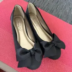 リボン付き黒パンプス