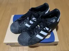 adidas スニーカー