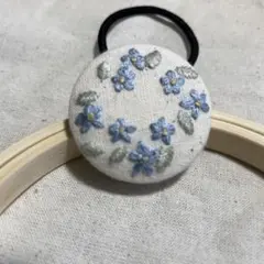 手刺繍 くるみボタン ヘアゴム 小花 ナチュラル 刺繍アクセサリー　ハンドメイド