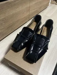 幅がゴムで伸縮するフィットパンプス