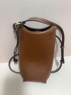 【美品】LOEWE ブラウン スマホショルダーバッグのサムネイル