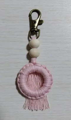 【SALE】マクラメフィンガーストラップチャーム（きらめきピンク）