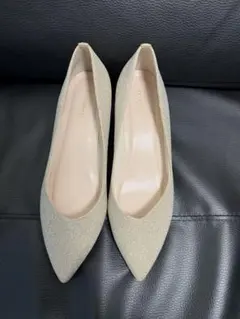 ベージュ グリッター ポインテッドトゥ ウェッジヒールパンプス