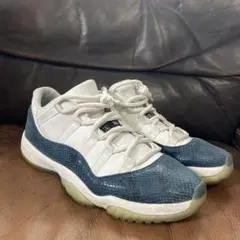 Air Jordan 11 Low ホワイト/ネイビー　ヘビ柄
