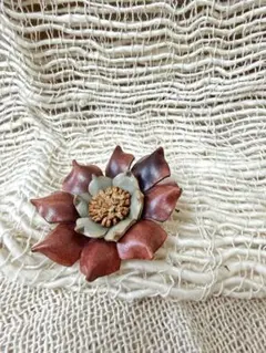 【美品】　本革　コサージュ　花のブローチ　ハンドメイド　椿　カメリアのサムネイル