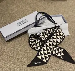 【美品】PRADA 三角スカーフバンダナ黒×赤　ブラック　レッド PRADA（バンダナ/スカーフ）のフリマアイテム一覧