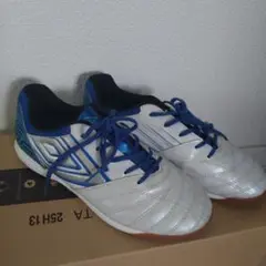 UMBRO　フットサルシューズ ホワイト/ブルー　22センチ