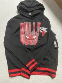 【美品】タグ付き　シカゴブルズ フード付きパーカー L