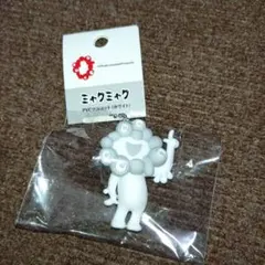 【新品未使用】ミャクミャクPVCキーホルダーホワイト　C