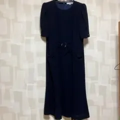 ネイビー 半袖ワンピース ビジューバックル付きのサムネイル
