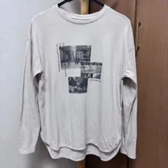 ベージュ グラフィックプリント 長袖Tシャツ