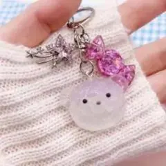 クマ型透明チャームとピンク装飾付き