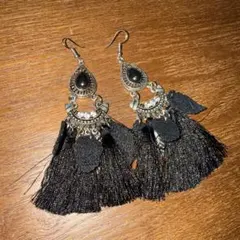 エスニック　ピアス　ブラック　タッセル