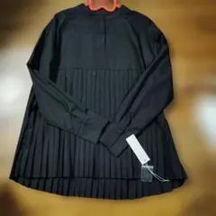 黒 プリーツデザイン 長袖シャツ。素敵なデザインです。