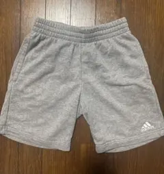 adidas グレー ハーフパンツ