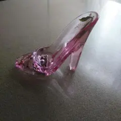 ピンクのハイヒール型モバイルフォンレシーバー