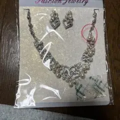 パールとクリスタルのネックレス、ピアス