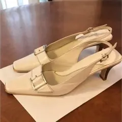 ナチュラルビューティのサンダルのサムネイル