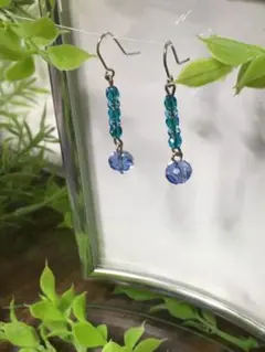 108 サファイア色の多面カット　クリスタル風手作りピアス