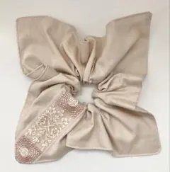 228)ハンドメイド　スクエアシュシュ　大きめ インド刺繍リボン　23-ベージュ