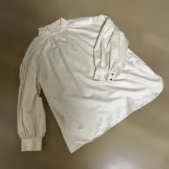 アイボリー フリルネック バルーンスリーブシャツ