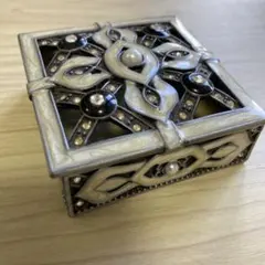 クラシックな小物入れ、ピルケース、アクセサリー入れ　アンティーク風