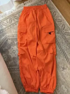オレンジ カーゴパンツ サイドポケット付き