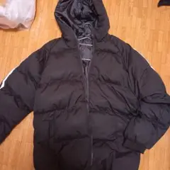 フード付き黒ダウンジャケット