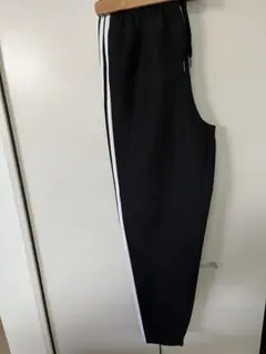 黒のジャージパンツ サイドストライプ