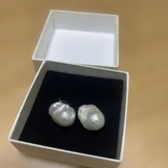 LARICA 淡水バロックパールピアス