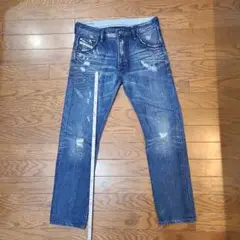 DIESEL メンズ ダメージ加工ストレートデニムパンツ
