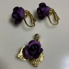 ビンテージ パープルローズのイヤリングとペンダントトップのセット