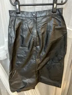 黒いレザータイトスカート