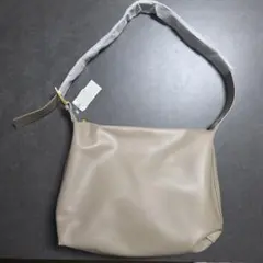 【新品・未使用】カシュカシュcachecache バックル付ビッグショルダーのサムネイル