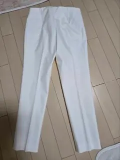 theory ホワイト スリムフィットパンツ サイズ2のサムネイル