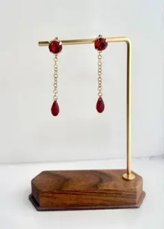 月の雫 ガーネットピアス　ゴールド　ハンドメイド