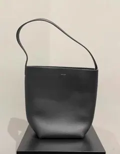 The 大容量 Row シンプルな黒のレザートートバッグ シンプル