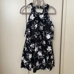 女の子　黒・花柄ワンピース水着